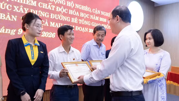 Ông Lê Ngọc Chính, Phó Trưởng ban Quản trị Nguồn lực Đại diện PVCFC đón nhận Bằng khen tại Hội nghị. (Nguồn: Đạm Cà Mau)