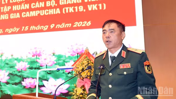Thiếu tướng Nguyễn Văn Hậu, Phó Giám đốc Học viện Lục quân phát biểu tại lễ khai giảng. (Ảnh: BẢO VĂN)