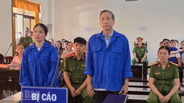 Bị cáo Lê Văn Mót và Nguyễn Thị Hằng. (Ảnh: QUỐC TRINH)