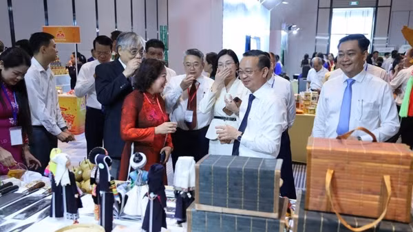 Các đại biểu tham quan sản phẩm hàng hóa trưng bày tại Chương trình ký Thỏa thuận hợp tác phát triển kinh tế-xã hội giai đoạn 2026-2030. (Ảnh: CTV)