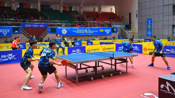 Đinh Anh Hoàng và Lê Đình Đức của Công an nhân dân (bên phải) thắng 3-0 trước Nguyễn Thái Bảo và Đỗ Tuấn Kiệt của Hà Nội ở trận bán kết đôi nam. (Ảnh: THẾ ĐẠI)