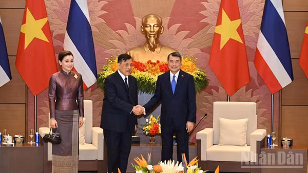 Thủ tướng Lê Minh Hưng đón Nhà vua Vương quốc Thái Lan Maha Vajiralongkorn Phra Vajiraklaochaoyuhua và Hoàng hậu. (Ảnh TRẦN HẢI)