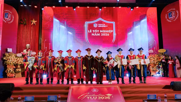 Lãnh đạo nhà trường cùng các thầy cô hướng dẫn trao bằng tốt nghiệp và thư chúc mừng cho 5 tân tiến sĩ. (Ảnh: TLU) 