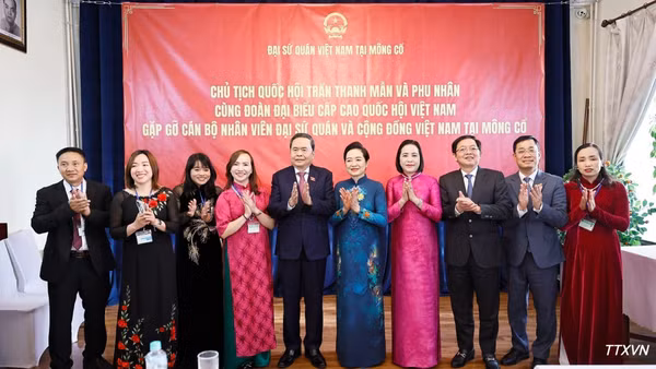 Chủ tịch Quốc hội Trần Thanh Mẫn và Phu nhân với đại biểu. (Ảnh: Doãn Tấn/TTXVN)
