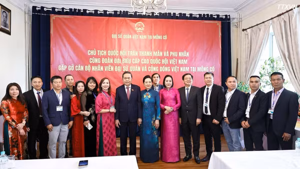 Chủ tịch Quốc hội Trần Thanh Mẫn và Phu nhân với đại biểu. (Ảnh: Doãn Tấn/TTXVN)