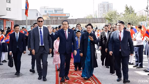 Chủ tịch Quốc hội Trần Thanh Mẫn và Phu nhân thăm Trường liên cấp số 14 mang tên Chủ tịch Hồ Chí Minh. (Ảnh: Doãn Tấn/TTXVN)