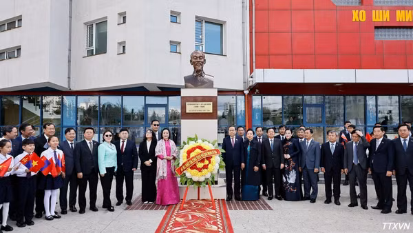 Chủ tịch Quốc hội Trần Thanh Mẫn và Phu nhân cùng các đại biểu chụp ảnh lưu niệm tại Tượng đài Chủ tịch Hồ Chí Minh ở Trường số 14 mang tên Chủ tịch Hồ Chí Minh. (Ảnh: Doãn Tấn/TTXVN)
