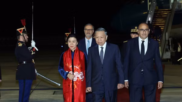 Lễ đón Tổng Bí thư, Chủ tịch nước Tô Lâm và Phu nhân tại sân bay Orly, Paris. (Ảnh: Thống Nhất/TTXVN)