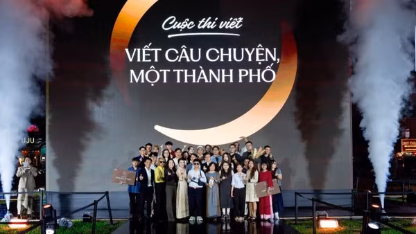 Khoảnh khắc lưu niệm của các tác giả đoạt giải cùng Ban Giám khảo và Ban Tổ chức cuộc thi. (Ảnh: MH)