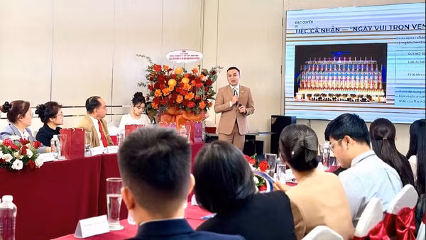 Đại diện The Adora và đối tác tại sự kiện. (Ảnh: Adora)