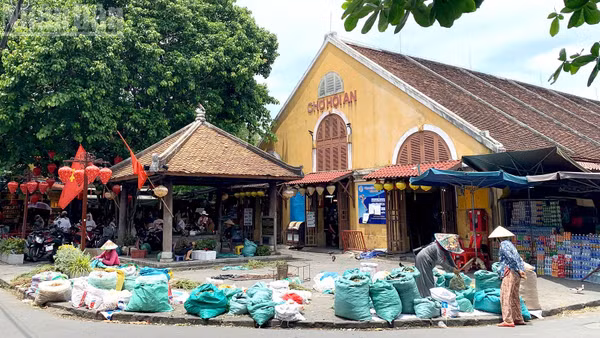 Những bì lá mồng 5 được bày bán góc chợ Hội An.