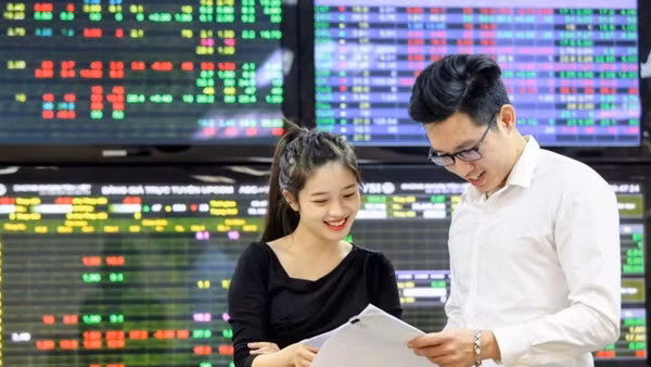 Nhà đầu tư theo dõi thị trường chứng khoán. (Ảnh: ĐĂNG ANH)