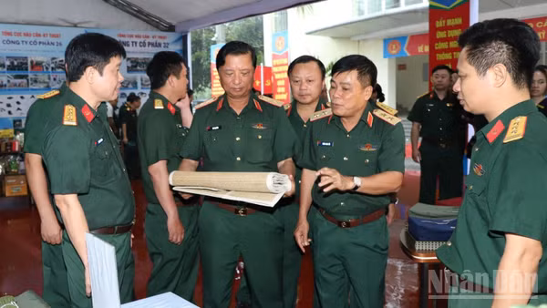 Các đại biểu tham quan một số sản phẩm quân trang do Cục Quân nhu, Tổng cục Hậu cần-Kỹ thuật nghiên cứu cải tiến.