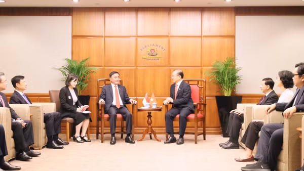 Thường trực Ban Bí thư Trần Cẩm Tú hội kiến Chủ tịch Quốc hội Singapore Seah Kian Peng.