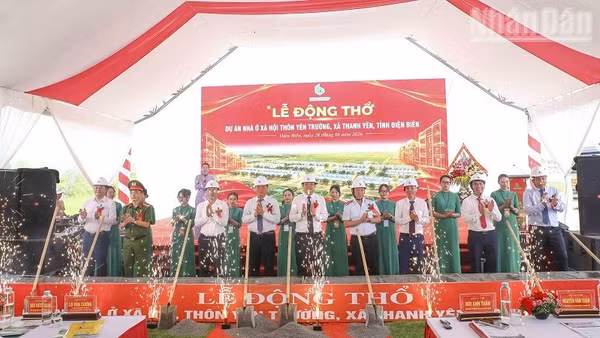 Đồng chí Lò Văn Cương, Phó Chủ tịch Thường trực Ủy ban nhân dân tỉnh Điện Biên cùng Tập thể lãnh đạo Công ty cổ phần phát triển hạ tầng đô thị số 6 - Điện Biên thực hiện nghi thức động thổ dự án. (Ảnh: LÊ LAN)