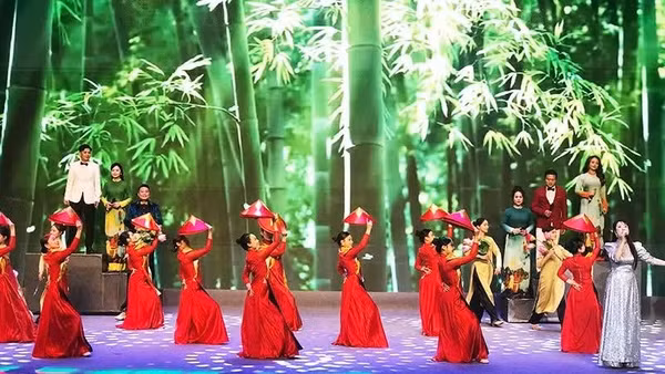 Đưa bản sắc vào "kể chuyện" trong nghệ thuật biểu diễn là một hướng đi của công nghiệp văn hóa. (Ảnh: QUANG HƯNG)