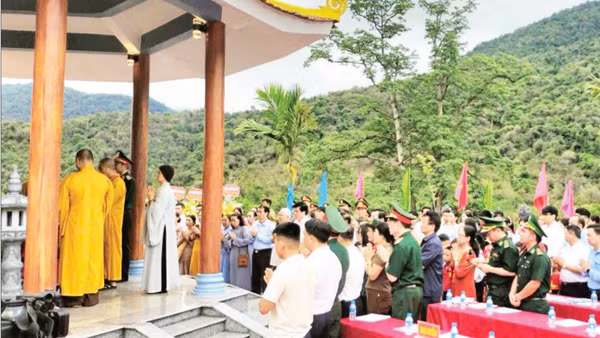 Lễ dâng hương tưởng niệm các Anh hùng liệt sĩ tại Nhà bia tưởng niệm liệt sĩ xã Chiêu Lưu, tỉnh Nghệ An.