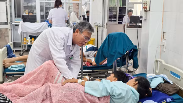 Bệnh viện Đa khoa khu vực Cam Lộ đang điều trị 26 trường hợp nghi ngộ độc thực phẩm sau khi ăn bánh mì. (Ảnh: H.M)