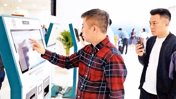Người dân tra cứu thủ tục hành chính qua kiosk tự động tại chi nhánh Trung tâm Phục vụ hành chính công Tây Hồ (chi nhánh số 1). (Ảnh: NGUYỄN TRANG)