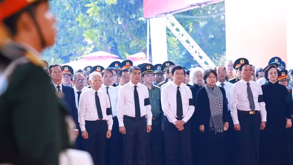 Thủ tướng Lê Minh Hưng dự Lễ viếng, Lễ truy điệu 731 hài cốt liệt sĩ được tìm kiếm, quy tập tại Công viên văn hóa Lê Thị Riêng, phường Hòa Hưng, Thành phố Hồ Chí Minh. (Ảnh: Dương Giang/TTXVN)