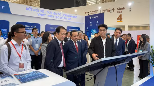 Triển lãm Chuyển đổi số và Đô thị thông minh có quy mô hơn 200 gian hàng, giới thiệu các sản phẩm, nền tảng và giải pháp công nghệ. (Ảnh: TRÀ MY)