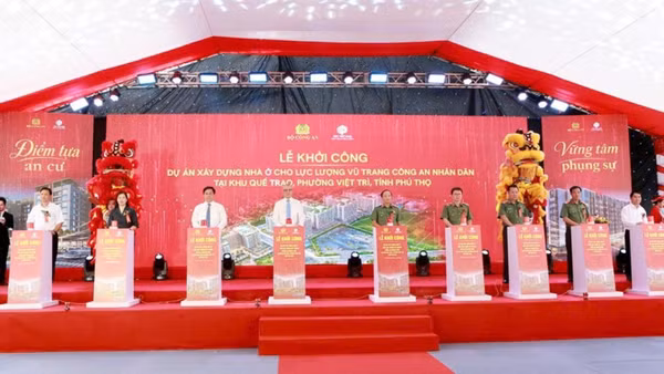 Các đại biểu thực hiện nghi thức ấn nút khởi công xây dựng dự án nhà ở cho lực lượng vũ trang Công an nhân dân. (Ảnh: NGỌC LONG)