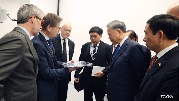 Tổng Bí thư, Chủ tịch nước Tô Lâm cùng Nhà vua Đan Mạch Frederik X thăm Viện nghiên cứu Niels Bohr, thuộc Đại học Copenhagen. (Ảnh: TTXVN)