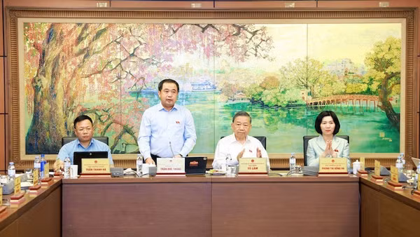 Tổng Bí thư, Chủ tịch nước Tô Lâm tham dự phiên thảo luận của Đoàn đại biểu Quốc hội thành phố Hà Nội tại tổ ngày 26/10. Đồng chí Trần Đức Thắng, Ủy viên Bộ Chính trị, Bí thư Thành ủy, Trưởng đoàn đại biểu Quốc hội thành phố Hà Nội chủ trì, điều hành phiên thảo luận. (Ảnh: VĂN TUYẾN)