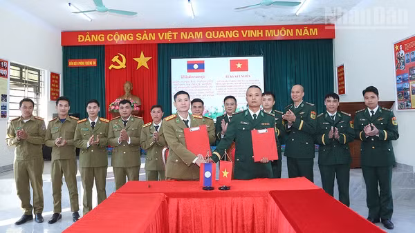 Lễ ký kết nghĩa giữa các trạm hai bên biên giới Việt Nam-Lào. (Ảnh: PHAN THẢO)