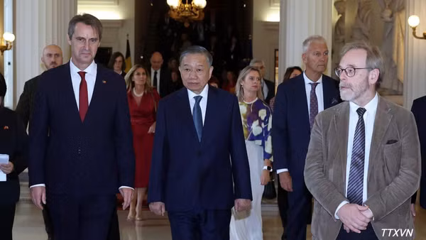 Tổng Bí thư, Chủ tịch nước Tô Lâm chụp ảnh chung với Chủ tịch Hạ viện Peter De Roover (bên phải) và Chủ tịch Thượng viện Vincent Blondel (bên trái). (Ảnh: TTXVN)