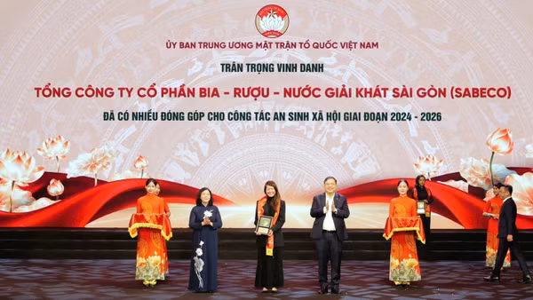 Phó Thủ tướng Thường trực Phạm Gia Túc và Chủ tịch Ủy ban Trung ương Mặt trận Tổ quốc Việt Nam Bùi Thị Minh Hoài trao biểu trưng cho bà Lim Pei Chi Patsy, Phó Tổng Giám đốc SABECO, tại sự kiện ngày 17/10. (Ảnh: SABECO)