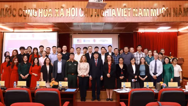 Các đại biểu chụp ảnh lưu niệm tại cuộc họp cập nhật tiến độ Dự án ODA “Nâng cao năng lực giám định hài cốt trong chiến tranh thông qua hợp tác phát triển, chuyển giao công nghệ và tiếp nhận trang thiết bị, hóa chất, vật tư tiêu hao”. (Ảnh: Mai Lan)