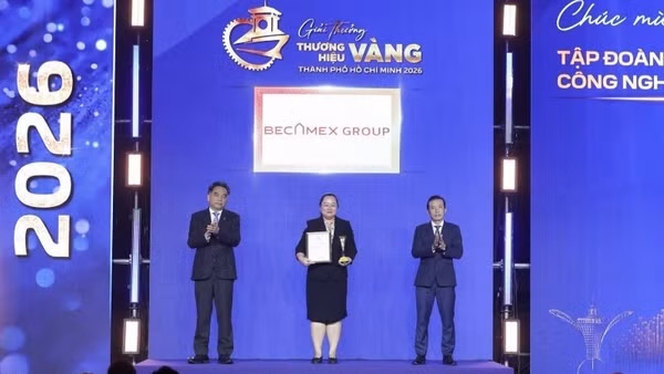 Bà Trần Thị Hồng Minh, Phó Tổng Giám đốc Tập đoàn Becamex nhận cúp và Giải thưởng Thương hiệu Vàng Thành phố Hồ Chí Minh 2026. (Ảnh: Hạ Long)