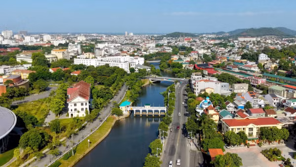 Cảnh quan đôi bờ sông An Cựu, thành phố Huế. (Ảnh: L. HOÀNG)
