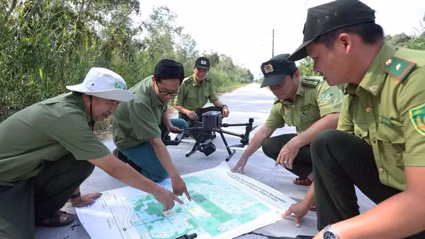 Cán bộ kiểm lâm tỉnh Cà Mau ứng dụng công nghệ trong quản lý và bảo vệ rừng.