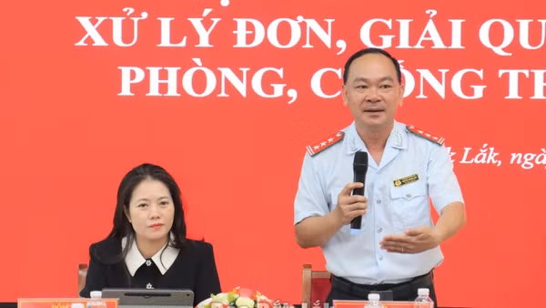Phó Chánh Thanh tra tỉnh Đắk Lắk Nguyễn Hoàng Lâm phát biểu ý kiến tại hội thảo. (Ảnh: Báo Đắk Lắk)