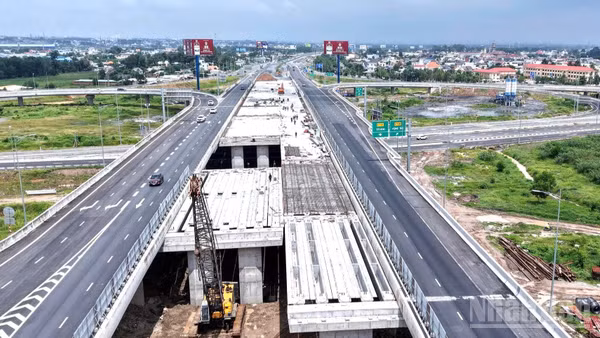 Dự án mở rộng cao tốc Thành phố Hồ Chí Minh-Long Thành là công trình giao thông cấp bách. (Ảnh: THIÊN VƯƠNG)