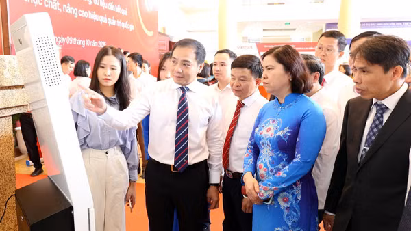 Các đồng chí lãnh đạo thành phố Bắc Ninh tham quan khu triển lãm giải pháp số. (Ảnh: TT)