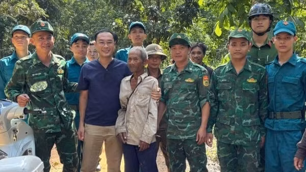 Ông Điểu Cầm được các lực lượng tìm thấy sau 13 giờ thất lạc. (Ảnh: HA)