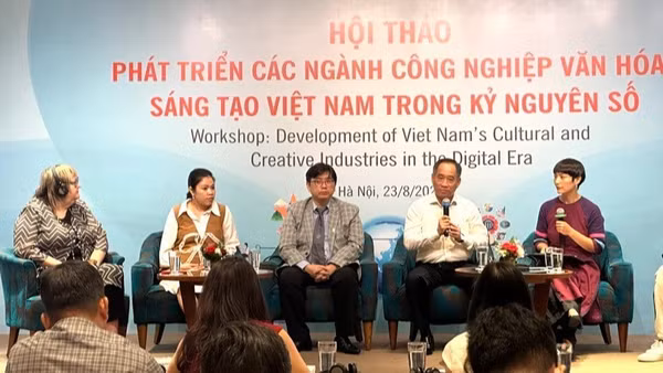 Các diễn giả trao đổi tại Hội thảo "Phát triển các ngành công nghiệp văn hóa, sáng tạo Việt Nam trong kỷ nguyên số". (Ảnh: Diệp Anh)