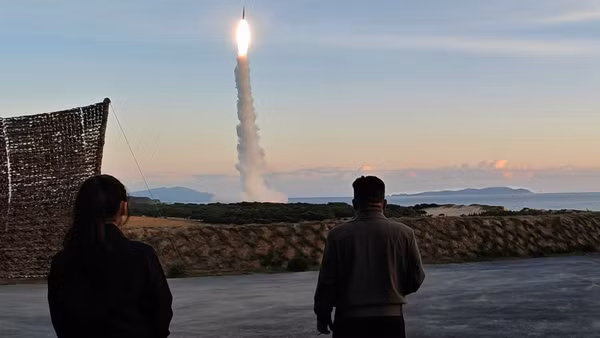 Nhà lãnh đạo Triều Tiên Kim Jong Un giám sát vụ phóng tên lửa chiến lược tầm trung, ngày 3/10/2026. (Ảnh: KCNA/TTXVN phát)