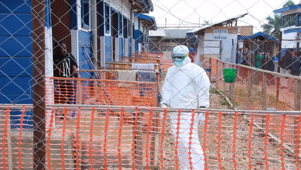 Nhân viên y tế tại trung tâm điều trị Ebola ở thành phố Beni, tỉnh Bắc Kivu, miền đông Cộng hòa Dân chủ Congo (DRC), ngày 8/10/2026. (Ảnh: Tân Hoa xã)