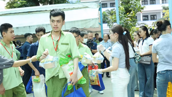Các bạn học viên nhận quà tại chương trình. (Ảnh: BÙI DUYÊN)