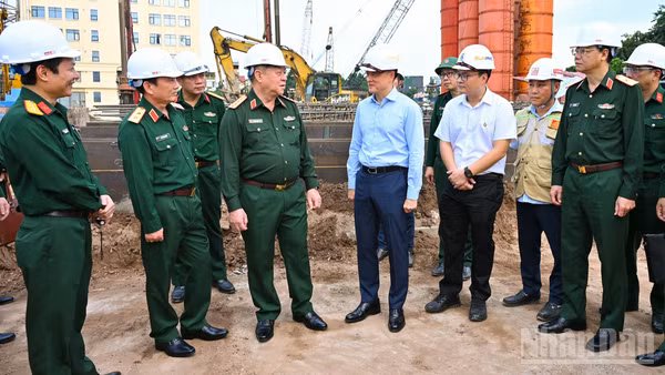 Đại tướng Nguyễn Trọng Nghĩa kiểm tra tình hình triển khai dự án Nhà hát Quân đội. (Ảnh: THẾ ĐẠI)