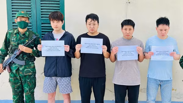 Các đối tượng người nước ngoài nhập cảnh trái phép bị lực lượng chức năng tỉnh Quảng Trị bắt giữ. (Ảnh: HP)