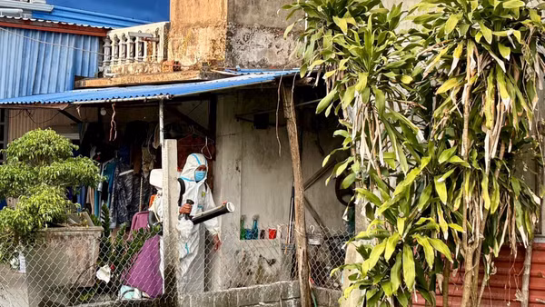 Ngành y tế tỉnh Ninh Bình triển khai phun hóa chất phòng, chống dịch sốt xuất huyết trên địa bàn. (Ảnh: YẾN TRINH)