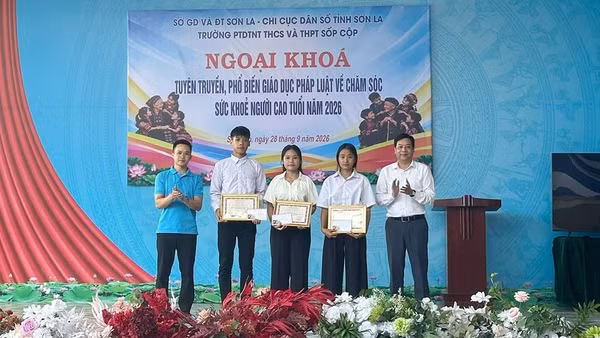 Lãnh đạo Chi cục Dân số tỉnh Sơn La trao giải cho các đội thi xuất sắc tại chương trình ngoại khóa tuyên truyền, phổ biến giáo dục pháp luật về chăm sóc sức khỏe người cao tuổi xã Sốp Cộp. (Ảnh: QUỐC TUẤN)