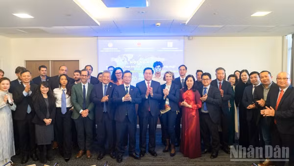 Các đại biểu, đại diện cơ quan và doanh nghiệp Việt Nam và Pháp chụp ảnh lưu niệm tại Hội nghị xúc tiến đầu tư tỉnh Phú Thọ tại Pháp, ngày 29/10. (Ảnh: TRUNG HƯNG)