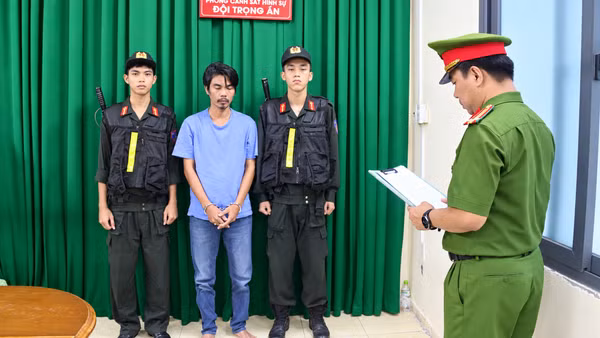 Cơ quan chức năng làm việc với đối tượng Đỗ Minh Quang. (Ảnh: Công an cung cấp)