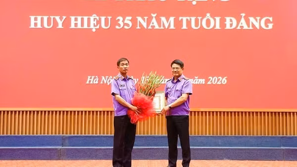 Viện trưởng Viện Kiểm sát nhân dân tối cao trao Huy hiệu 35 năm tuổi Đảng. (Ảnh: CAO NGUYÊN)